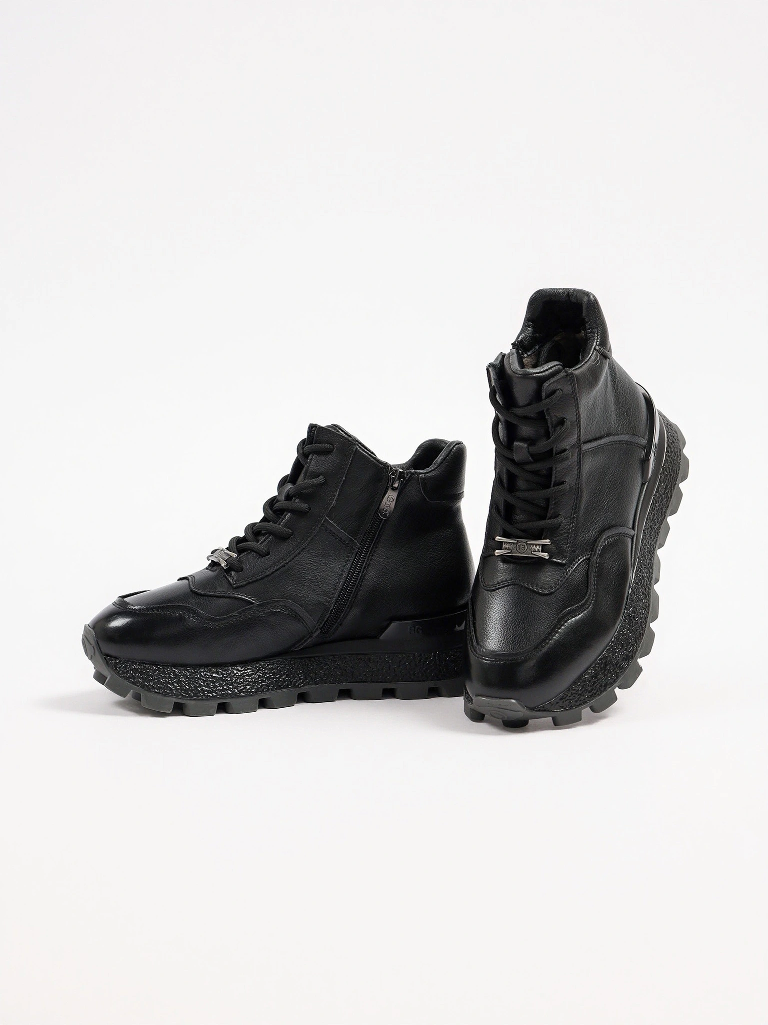 Кроссовки черного цвета на средней рельефной подошве